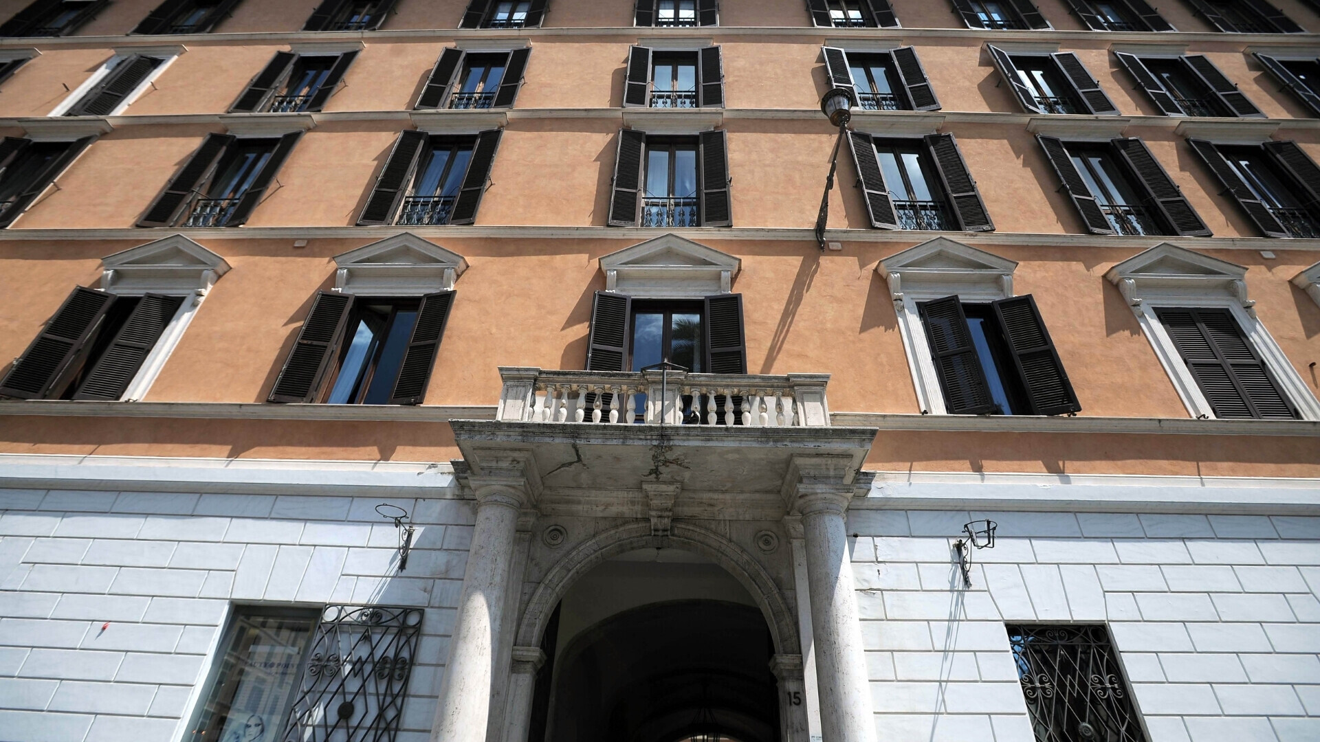 Ingresso della sede di Mediobanca in Piazza di Spagna