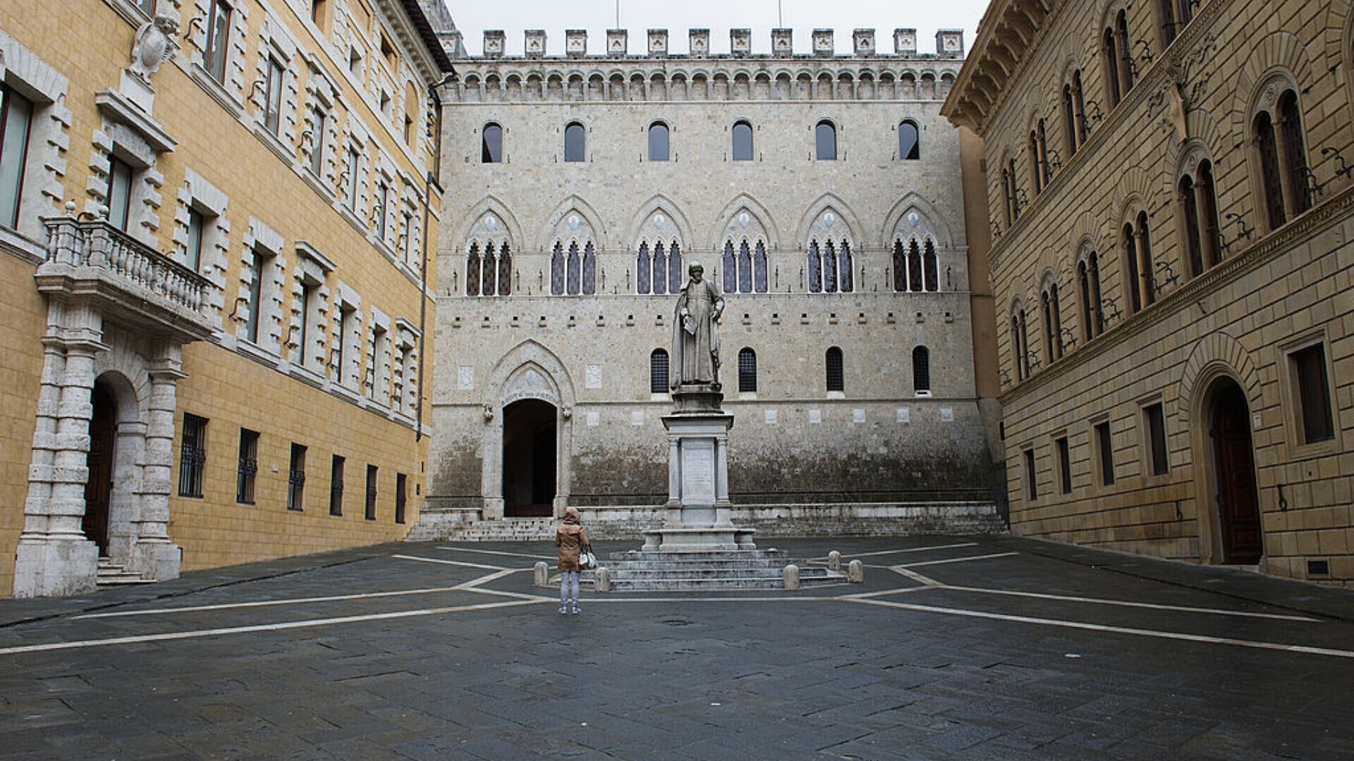 Sede Monte dei Paschi di Siena Cortile interno Sede Monte dei Paschi di Siena