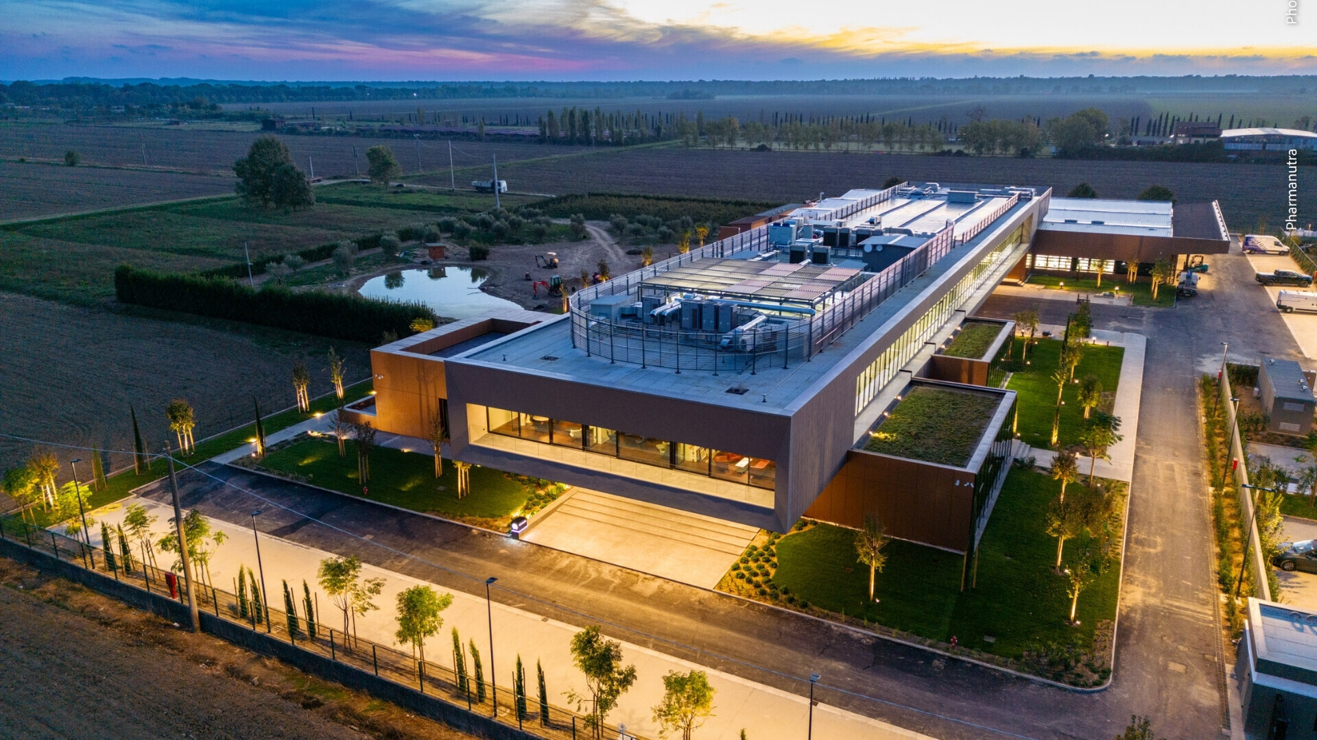 Veduta dall’alto della sede di Pharmanutra, mostrando l’intera struttura e l’area circostante.