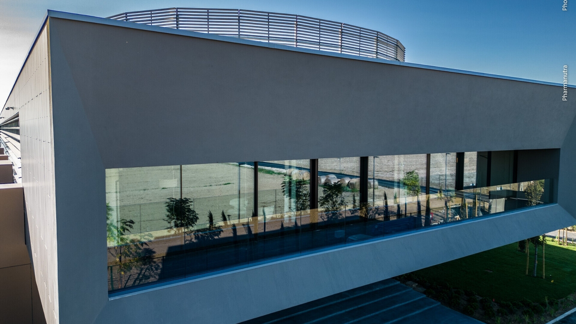 Veduta frontale della sede di Pharmanutra, mostrando l’intera facciata e l’entrata principale.