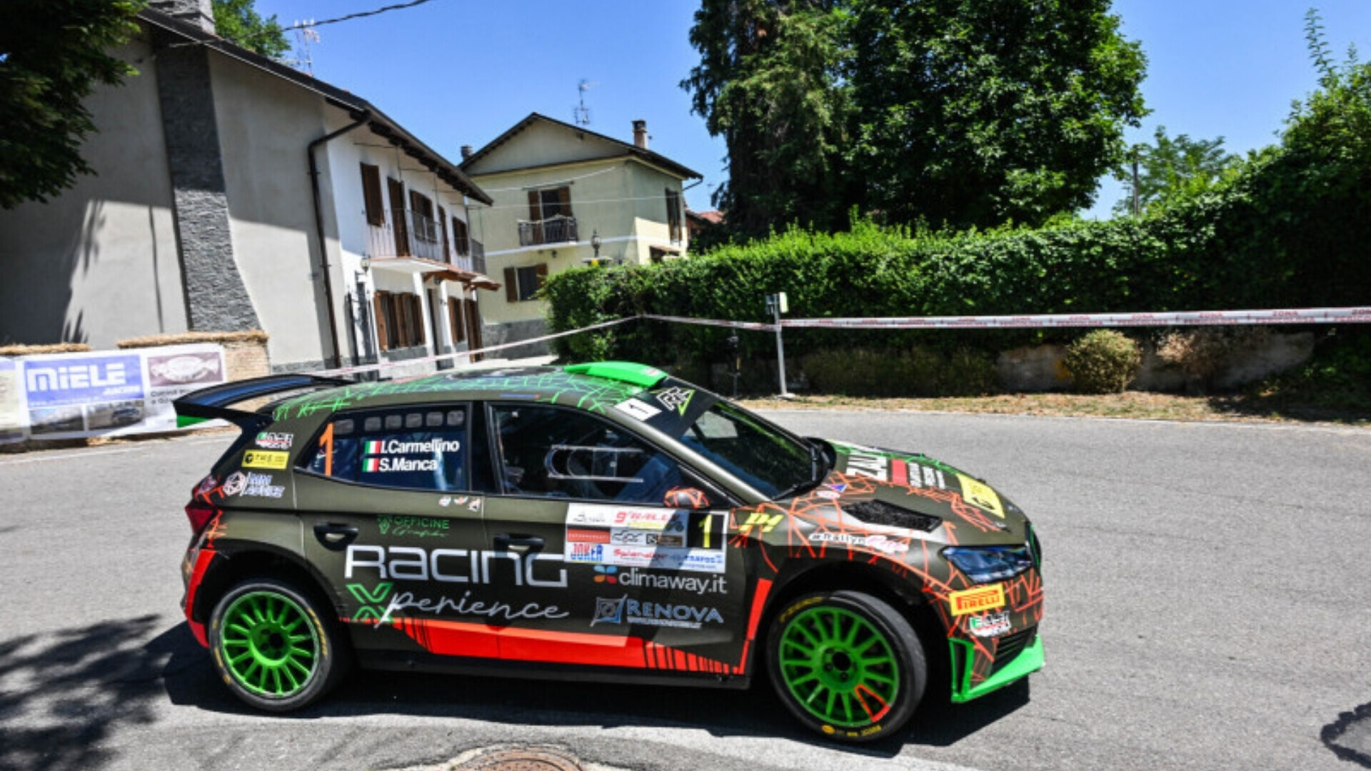 Pirelli 800 Carmellino Pilota Carmellino durante una gara, con pneumatici Pirelli 800, in azione su pista asfaltata ad alte prestazioni.