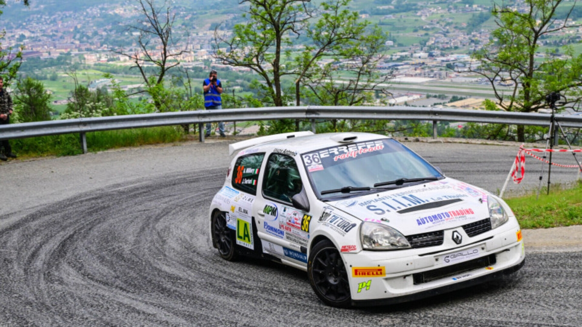 Pirelli 800 Millery l pilota Millery guida la sua moto equipaggiata con pneumatici Pirelli 800, catturato in curva durante una competizione.