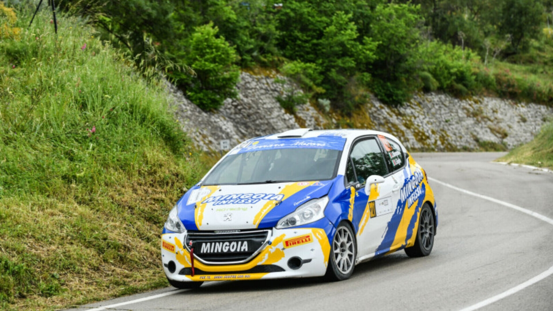 Pirelli 800 Mingoiajerry Mingoia Jerry in sella alla sua moto da corsa con gomme Pirelli 800, mentre affronta un tratto di circuito tecnico.