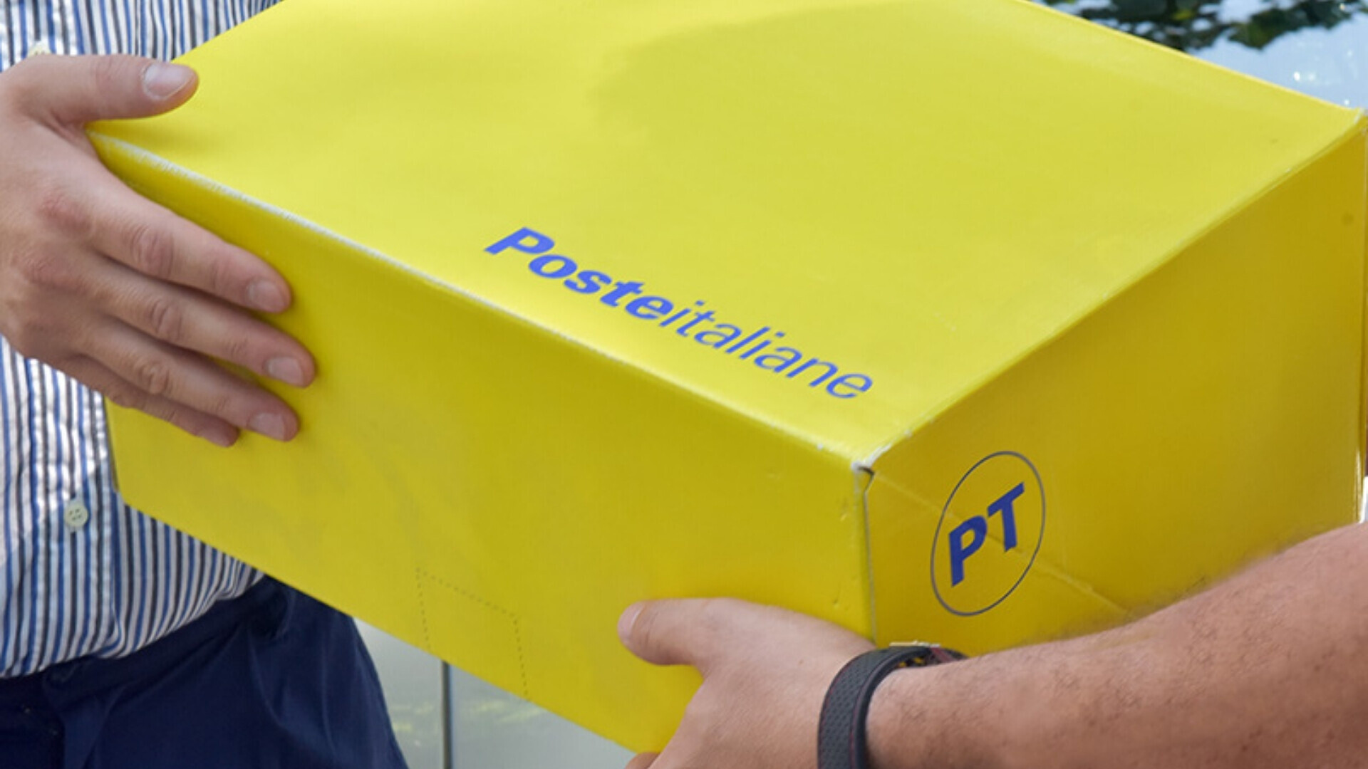 Portalettere Poste Italiane Consegna di un pacco di Poste Italiane