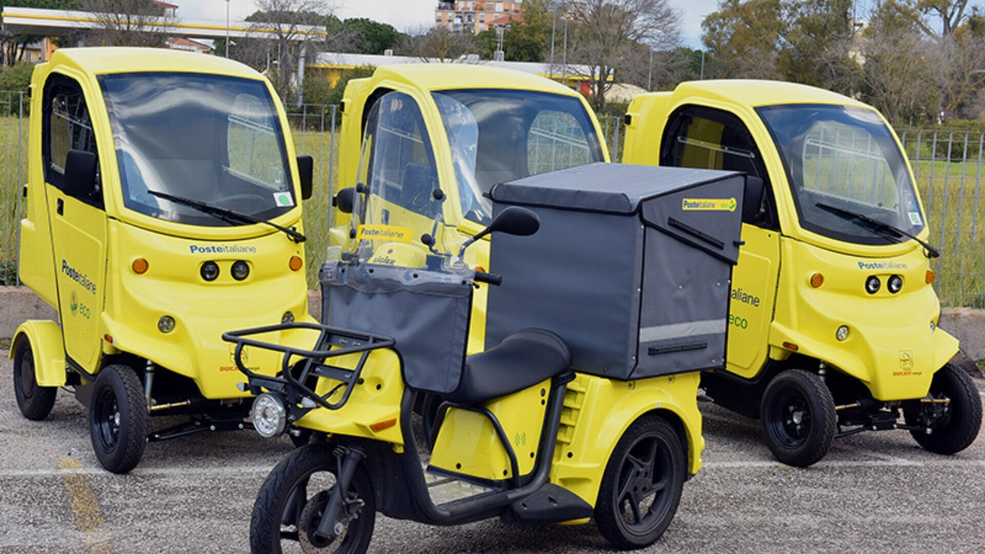 Poste italiane, flotta aziendale Veicoli della flotta aziendale Poste Italiane parcheggiati in area logistica, pronti per le operazioni di consegna.