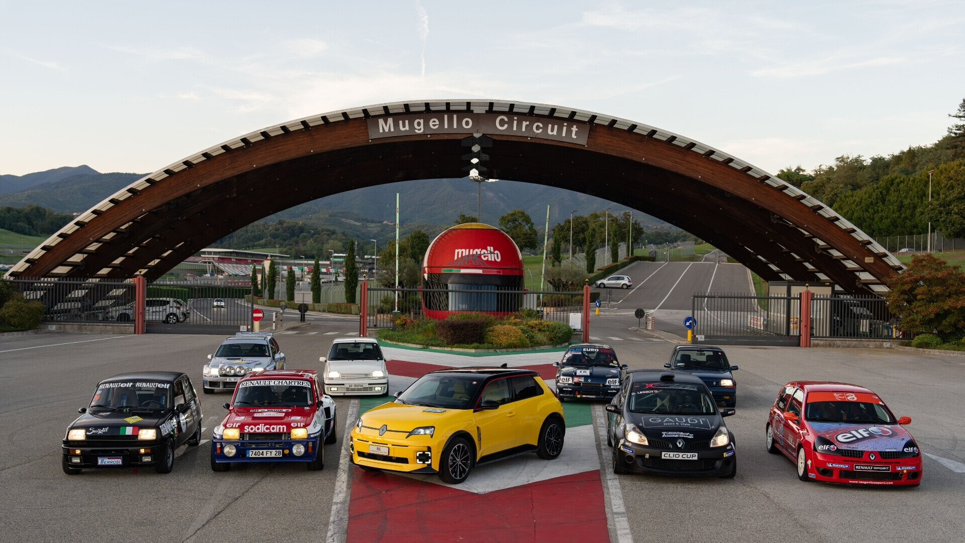 Atmosfera unica al Raduno Coppa Renault: passione per le auto Renault.