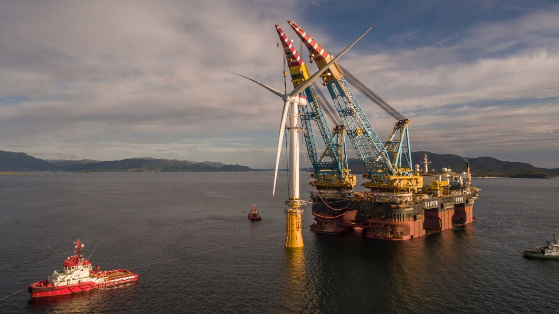 Saipem 7000 Piattaforma offshore Saipem 7000 in mare aperto, utilizzata per operazioni di sollevamento e costruzione industriale.