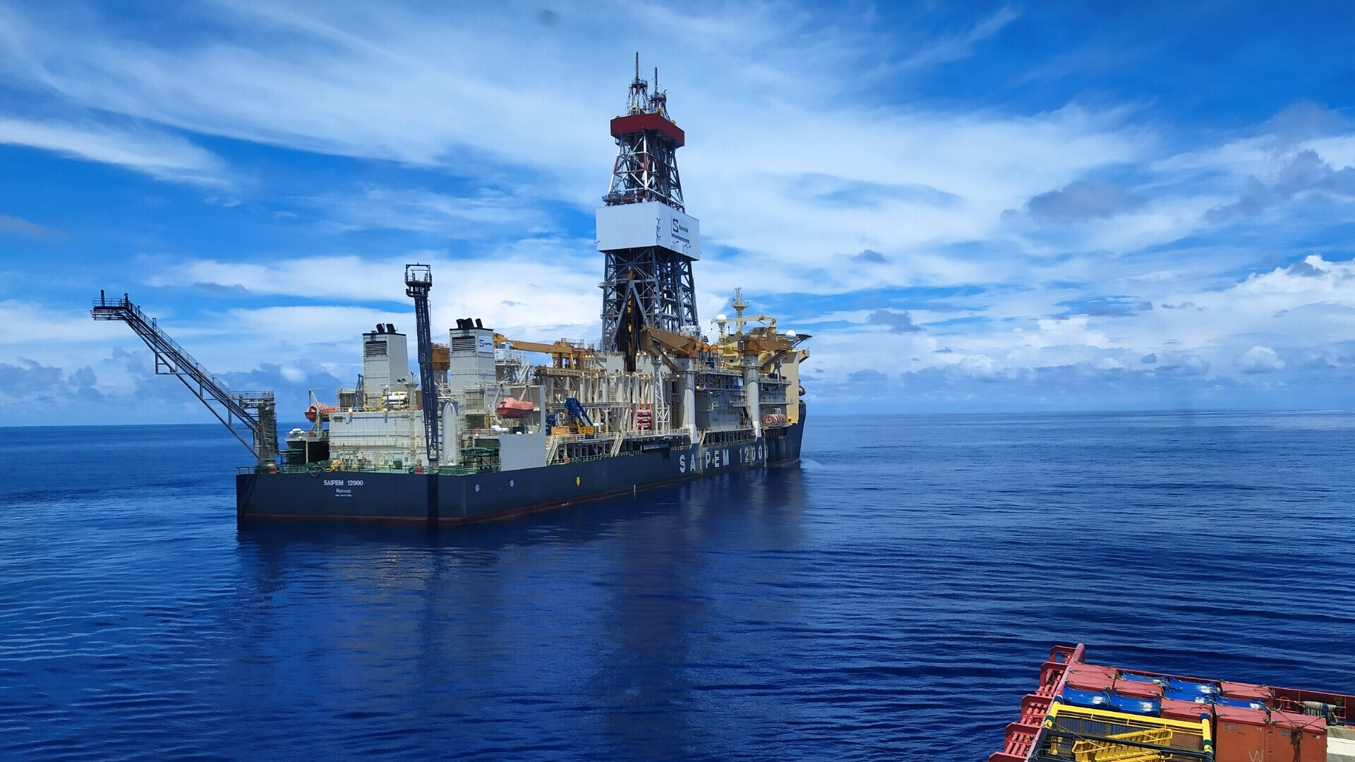 Piattaforma di perforazione offshore Saipem 12000, equipaggiata per trivellazioni in acque profonde.