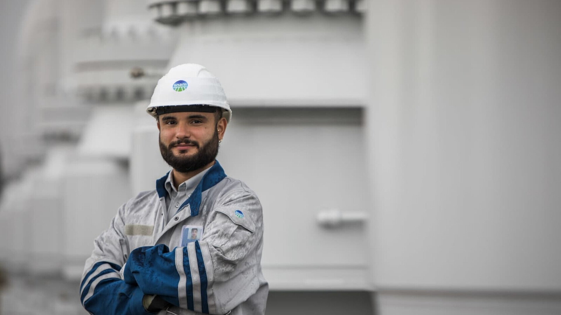 Personale Snam Dipendente Snam in uniforme aziendale, impegnato in attività operative e di controllo impianti.