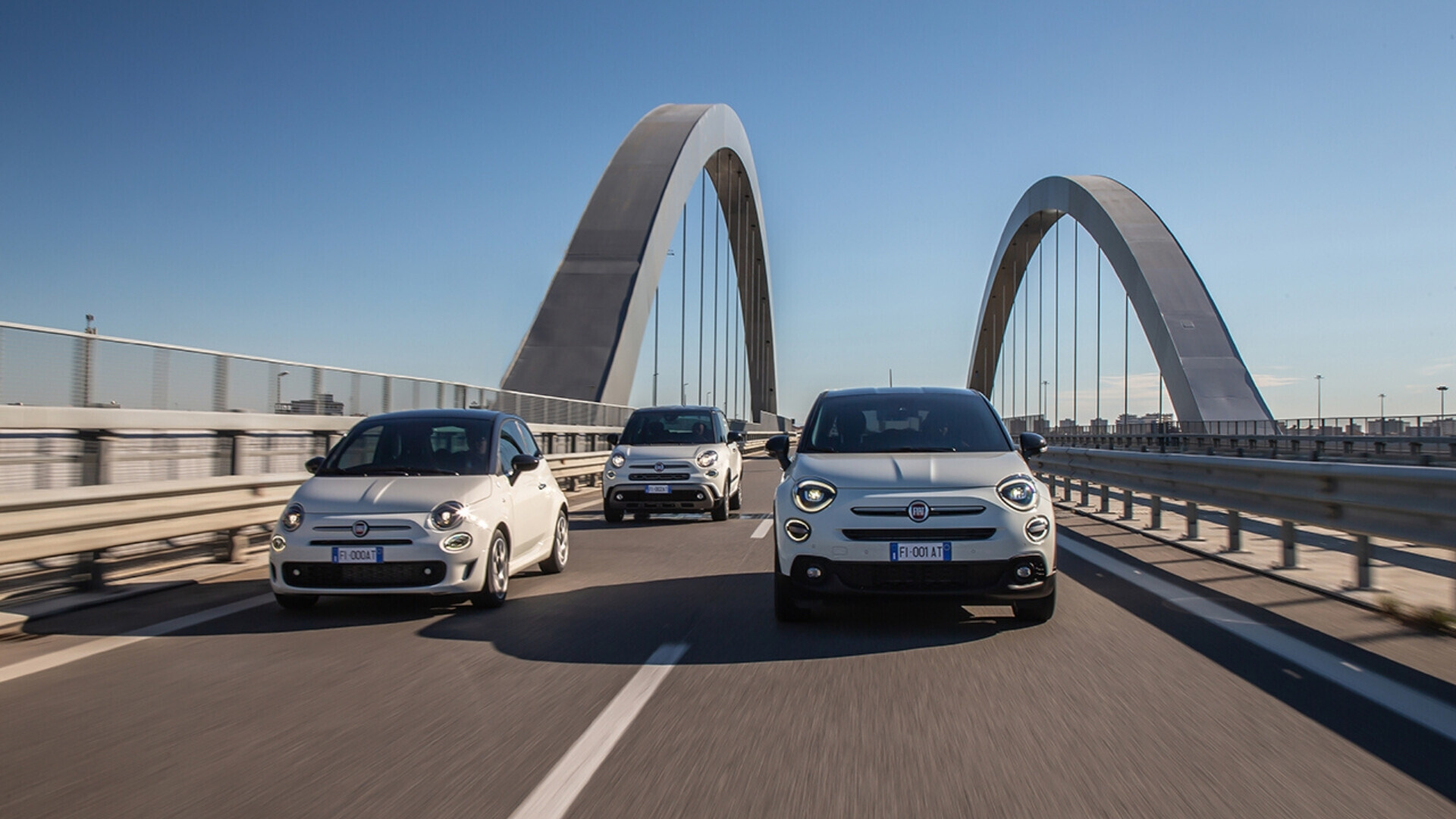 Stellantis Nuova Famiglia 500 Hey Google Nuova famiglia di Fiat 500 con integrazione Google Assistant, in esposizione con carrozzeria moderna.