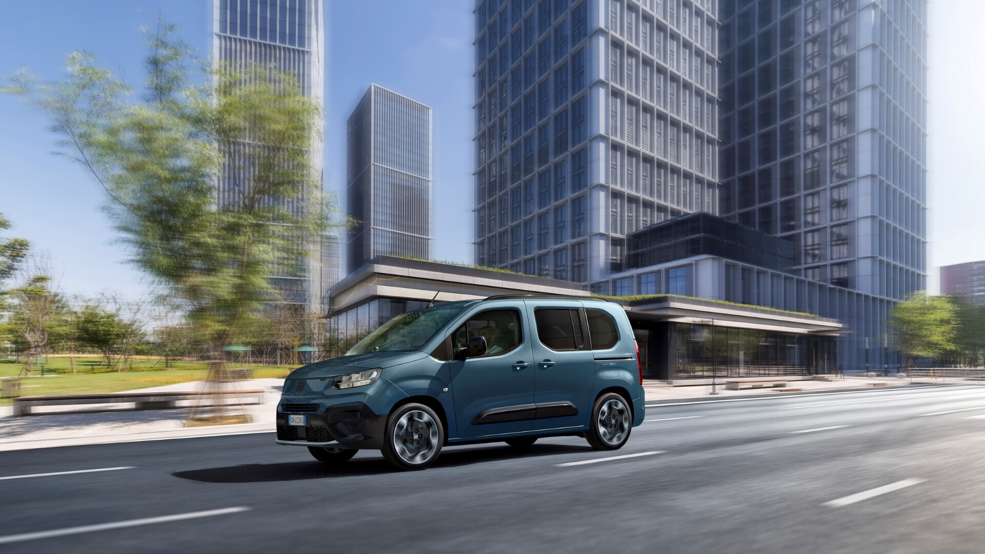 Stellantis E dobl Fiat E-Doblò elettrica, veicolo commerciale sostenibile, fotografata in contesto urbano.