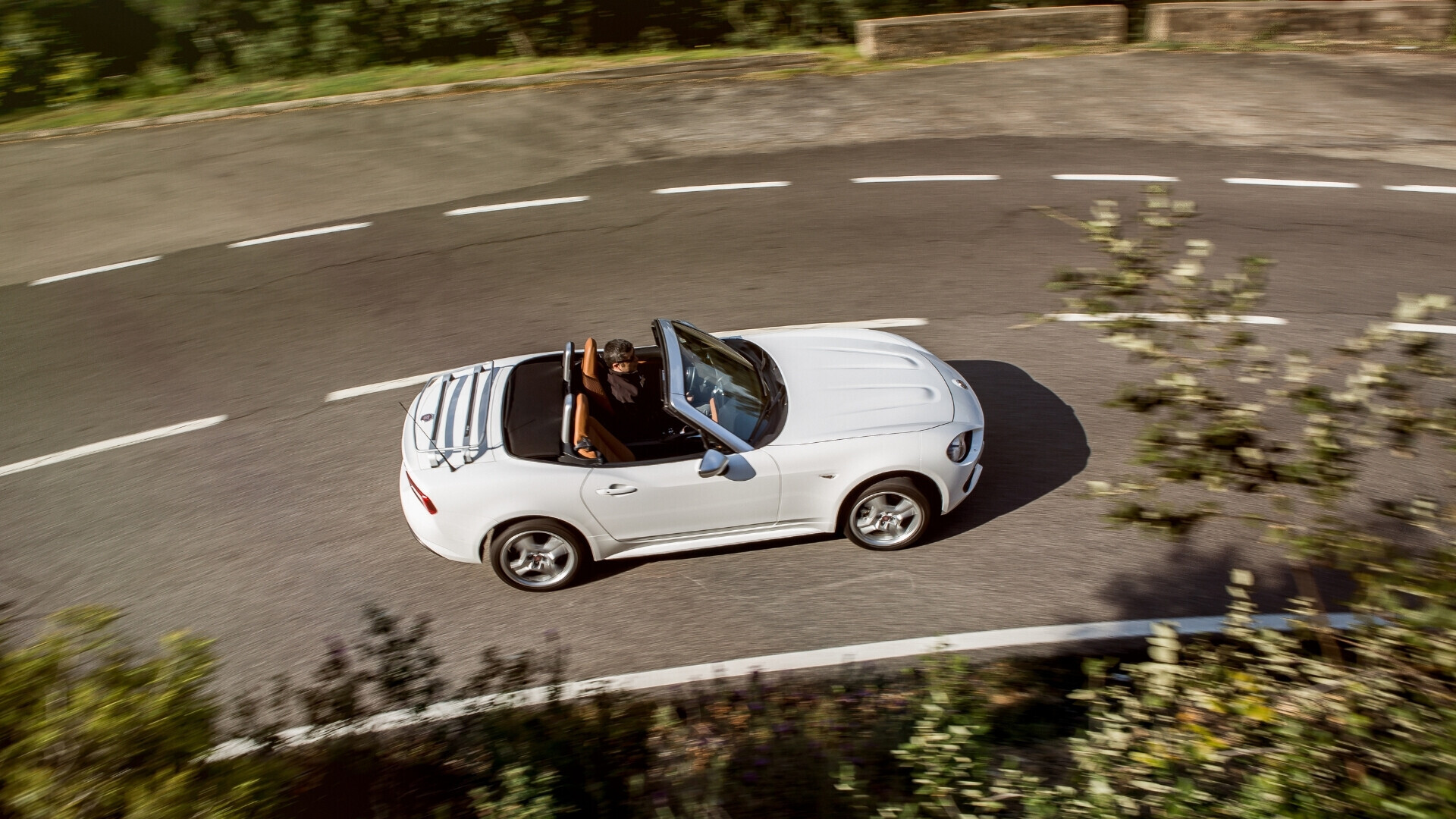 Stellantis Fiat 124 Spider Fiat 124 Spider cabriolet, veicolo sportivo elegante, ritratta in strada panoramica.