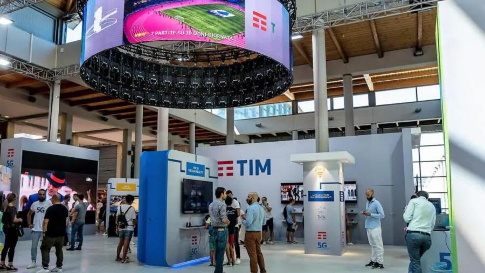 Stand Tim Stand promozionale TIM all’interno di un centro commerciale, con logo e materiali informativi visibili.