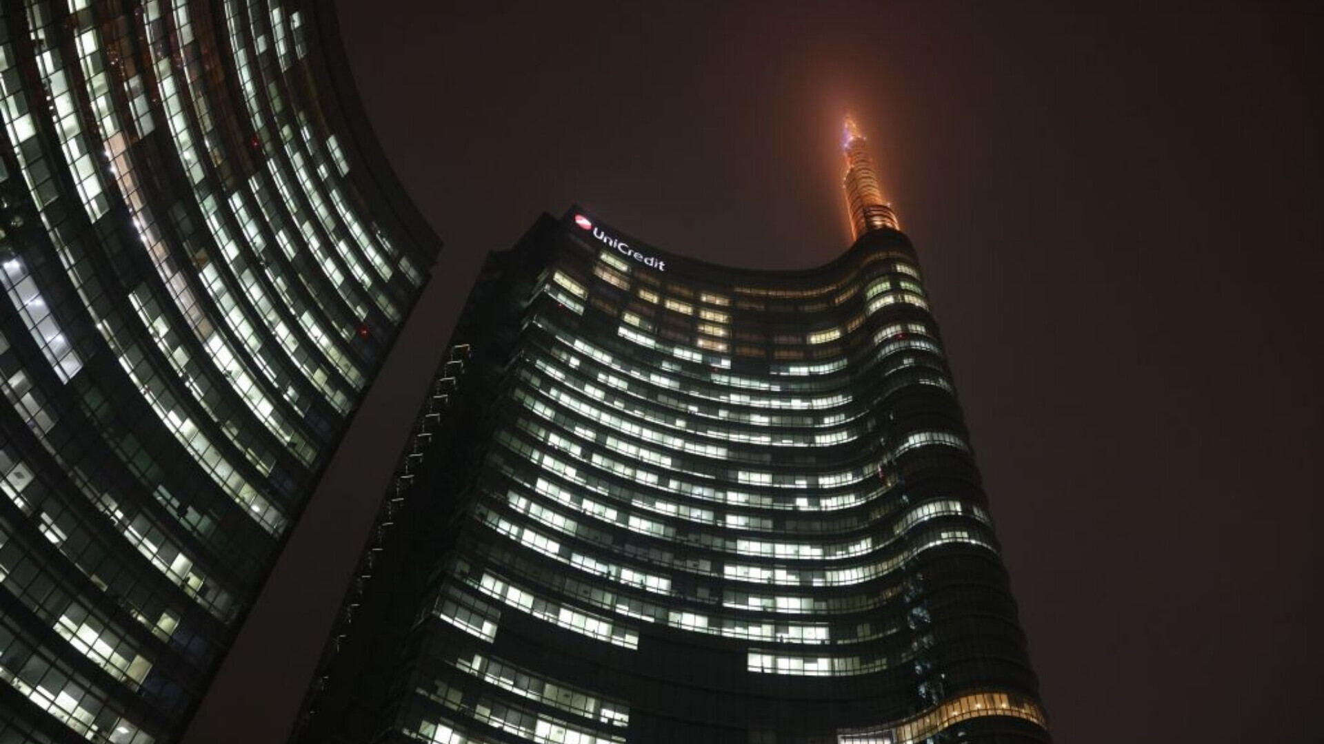 Vista dal basso all'alto di torre UniCredit, piazza Gae Aulenti