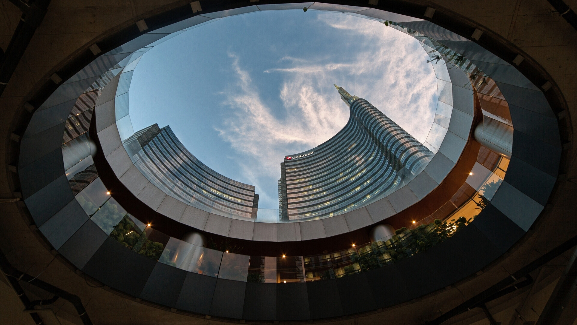 Vista incorniciata dell'ingresso della torre UniCredit Tower dal piano-1 di Piazza Gae Aulenti