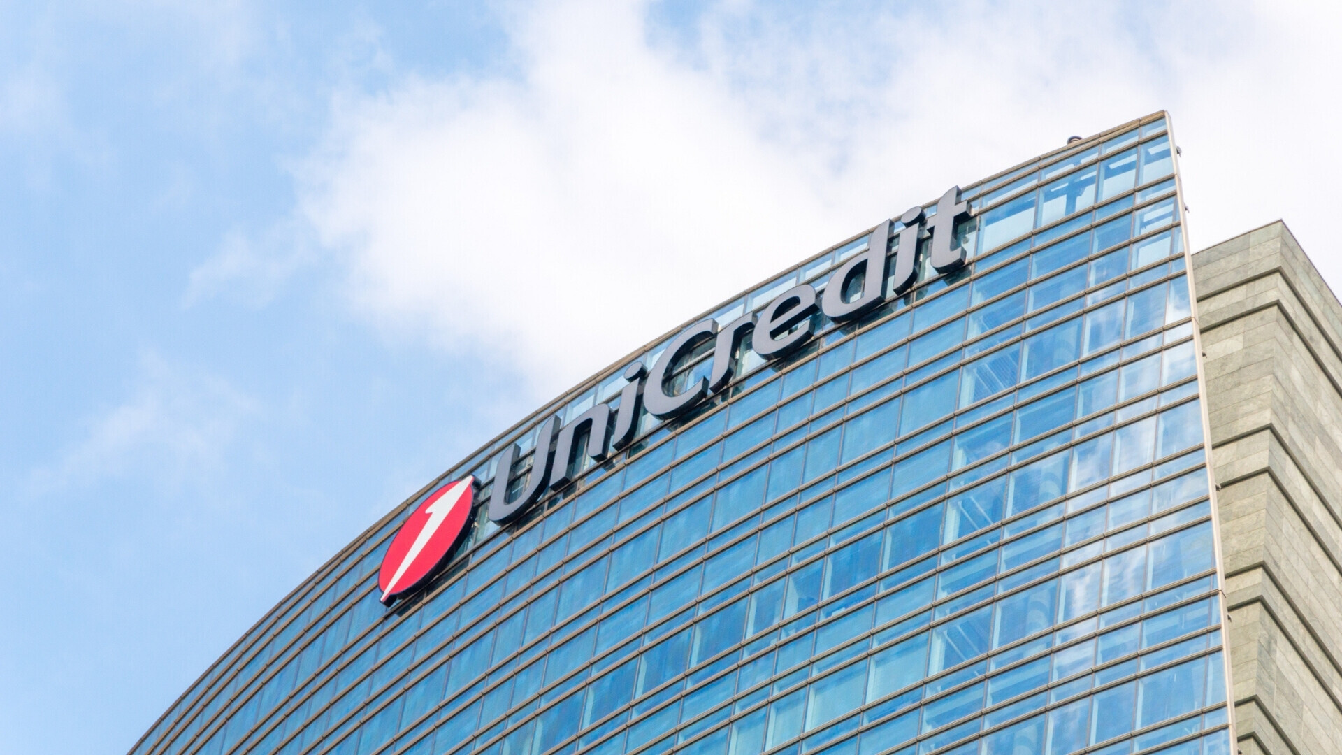 Vista del logo di UniCredit sull'edificio di Piazza Gae Aulenti Vista dal basso del logo di UniCredit sull'edificio di Piazza Gae Aulenti