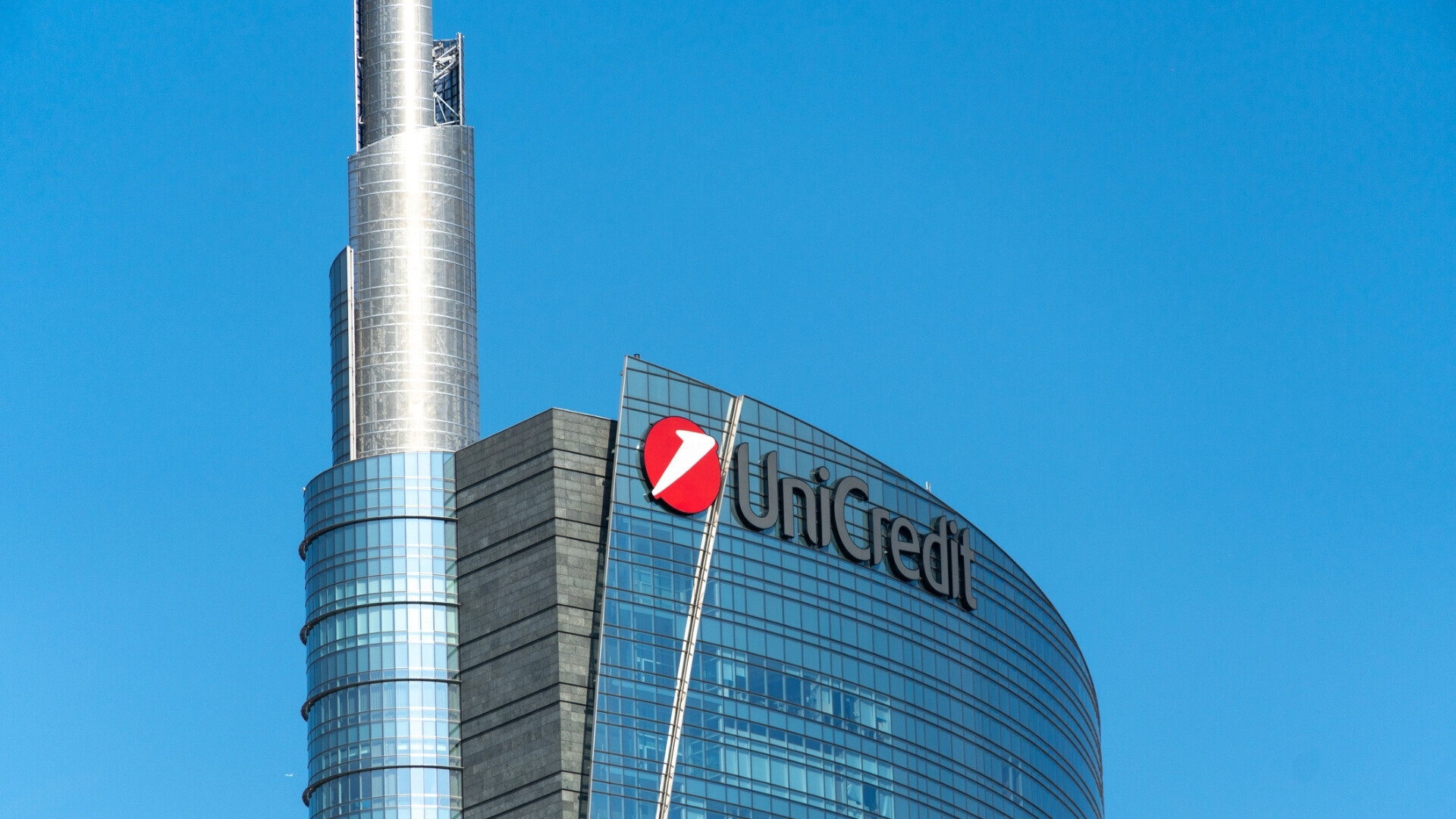 Grattacielo UniCredit Tower a Milano Vista frontale grattacielo UniCredit a Milano