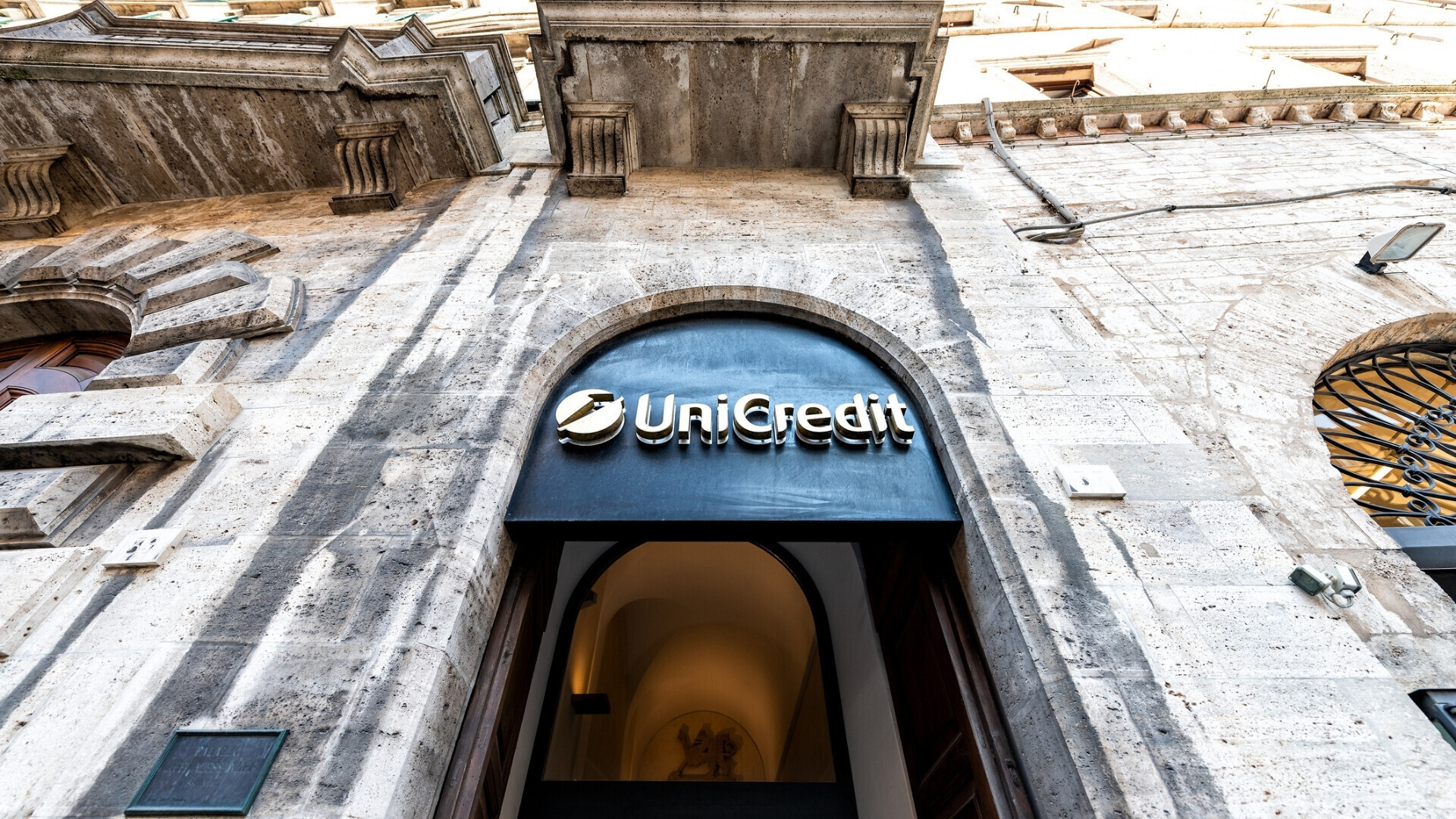 Facciata del cartello della filiale bancaria Unicredit con architettura antica a Palazzo Lippi Alessandri Perugia, 29 agosto 2018. Vista dal basso della facciata di una filiale di UniCredit, con architettura storica e medievale di Palazzo Lippi Alessandri.