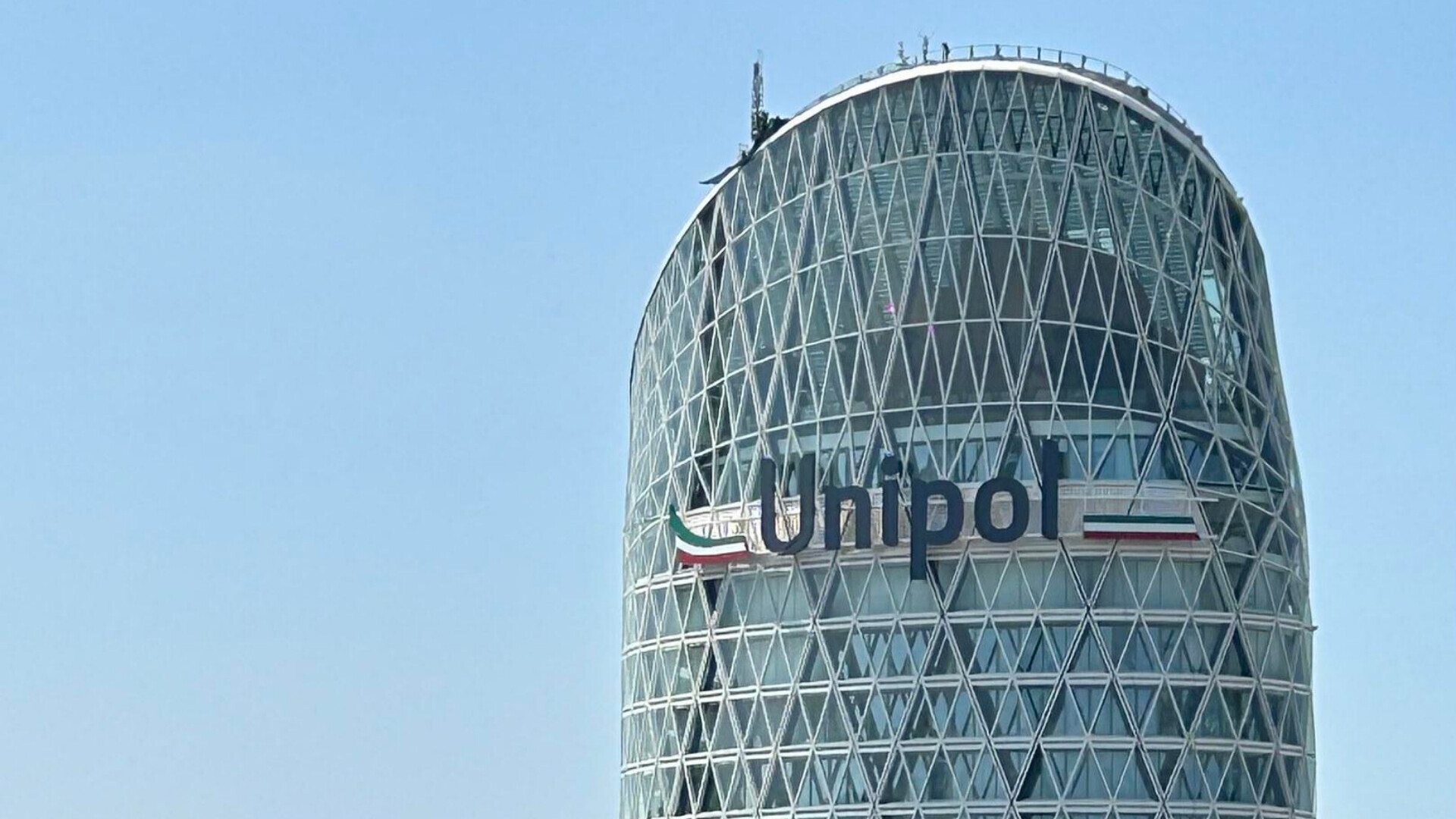 Unipol Milano Headquarter - Torre di giorno Veduta diurna della Torre Unipol a Milano, sede principale, con facciata moderna e vetri riflettenti.