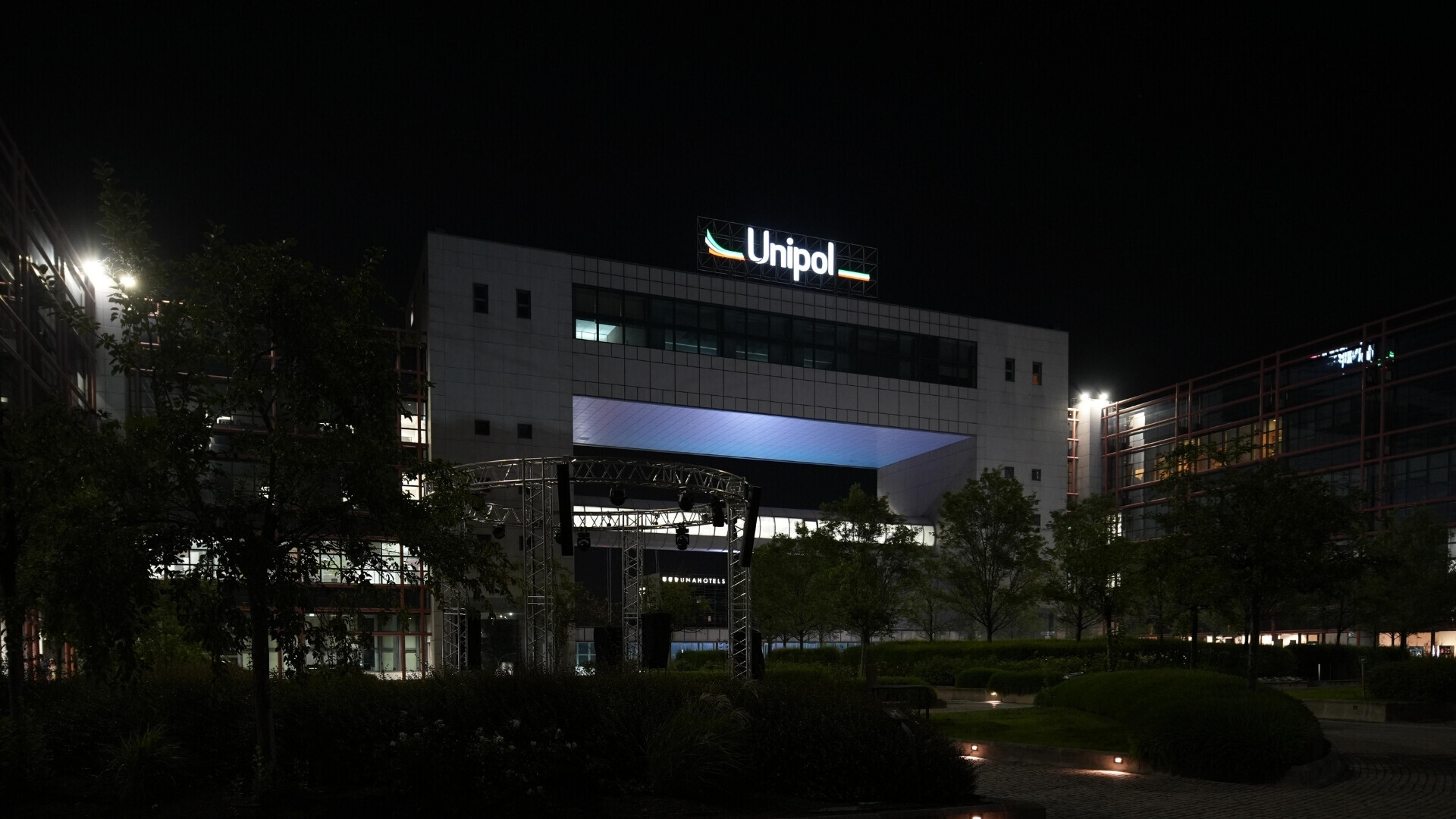 Unipol Bologna Headquarter - Porta Europa Ingresso principale della sede Unipol Bologna a Porta Europa, con logo aziendale visibile e architettura contemporanea.