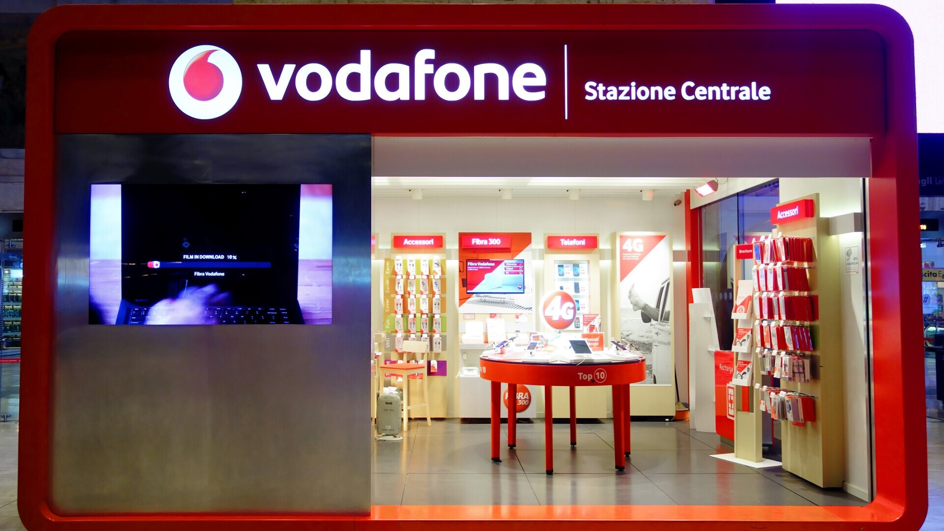 Milano, ottobre 2016. Stand di Vodafone alla stazione centrale.