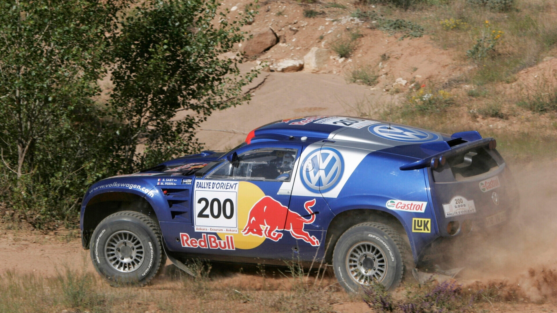 Volkswagen Race Touareg da competizione, veicolo off-road progettato per rally maratona, su terreno accidentato.