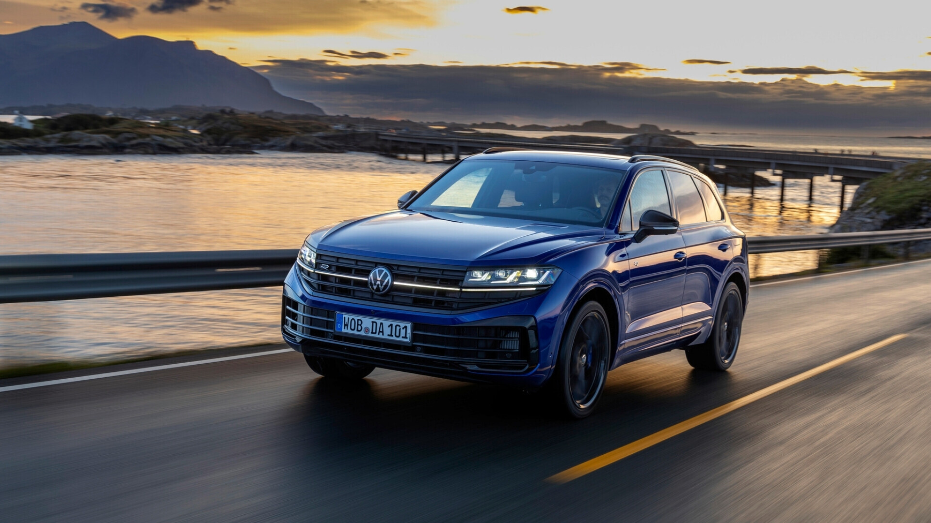 Volkswagen Touareg R eHybrid, SUV ibrido ad alte prestazioni, in vista frontale e laterale.