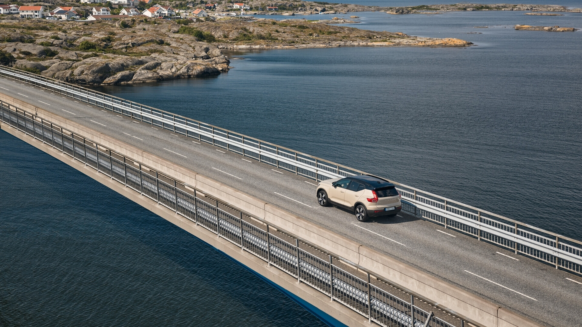 Volvo EX40 Sand Dune Edition, SUV elettrico con verniciatura chiara e dettagli esclusivi dell’edizione speciale.