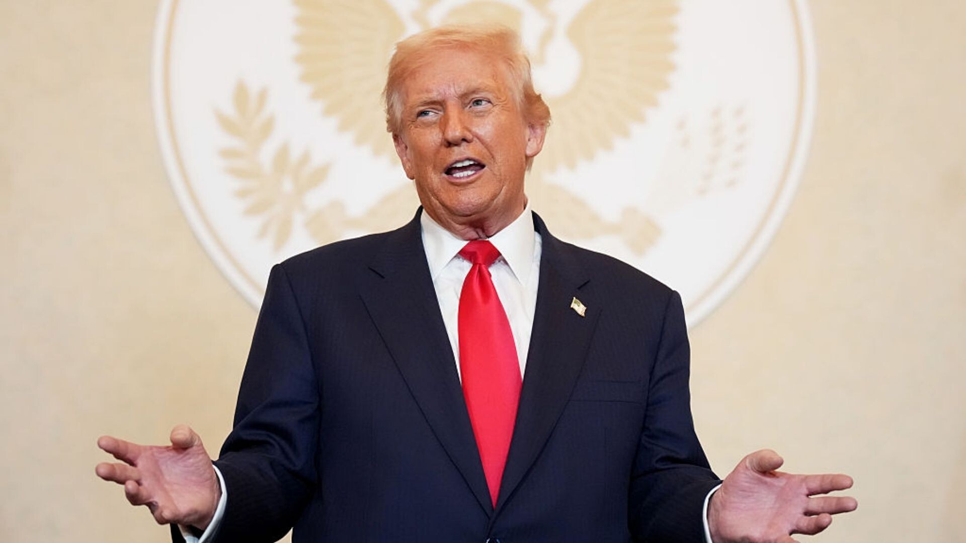 Incontro di Trump con leader giapponesi a Tokyo Trump parla durante un incontro con leader aziendali presso la residenza dell’ambasciatore USA.