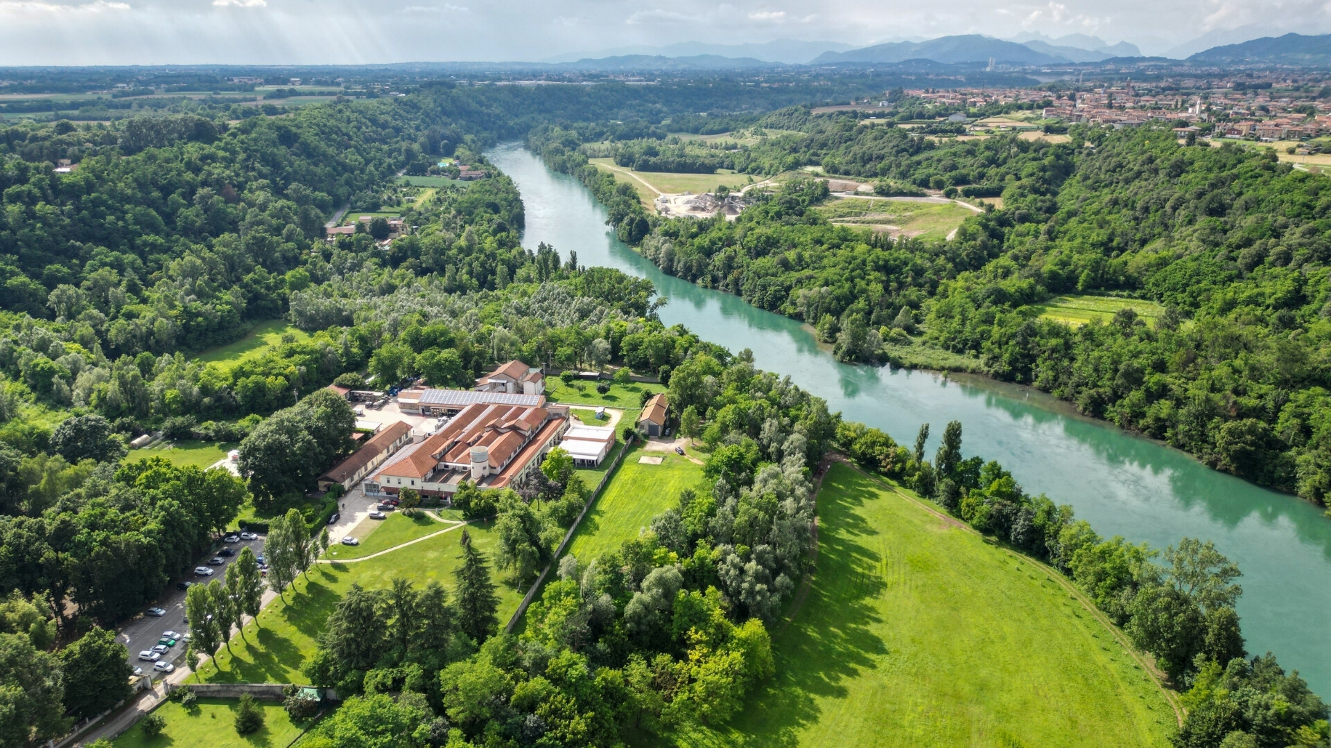 Vista dall'alto della sede di Cofle Veduta dall’alto della sede Cofle, con edificio e aree circostanti.