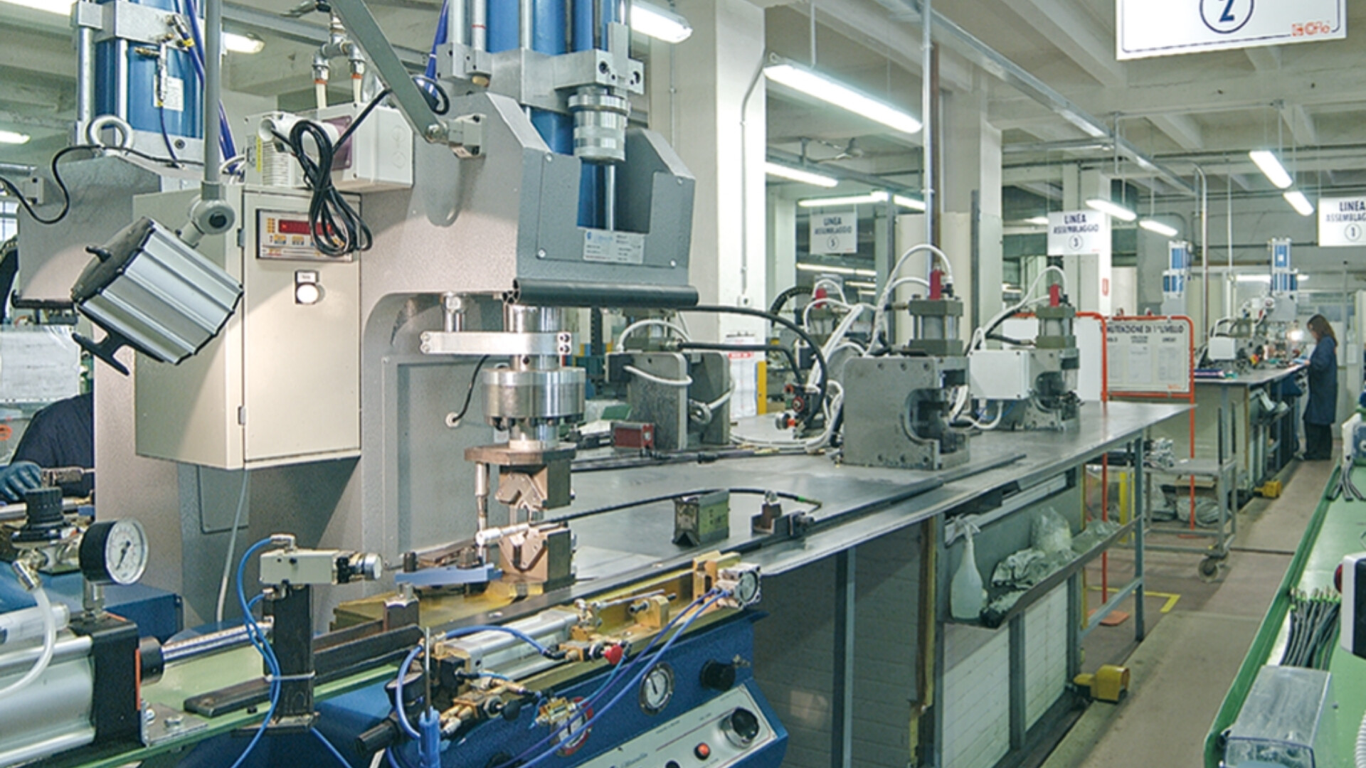 Fase della produzione industriale presso gli stabilimenti Cofle.