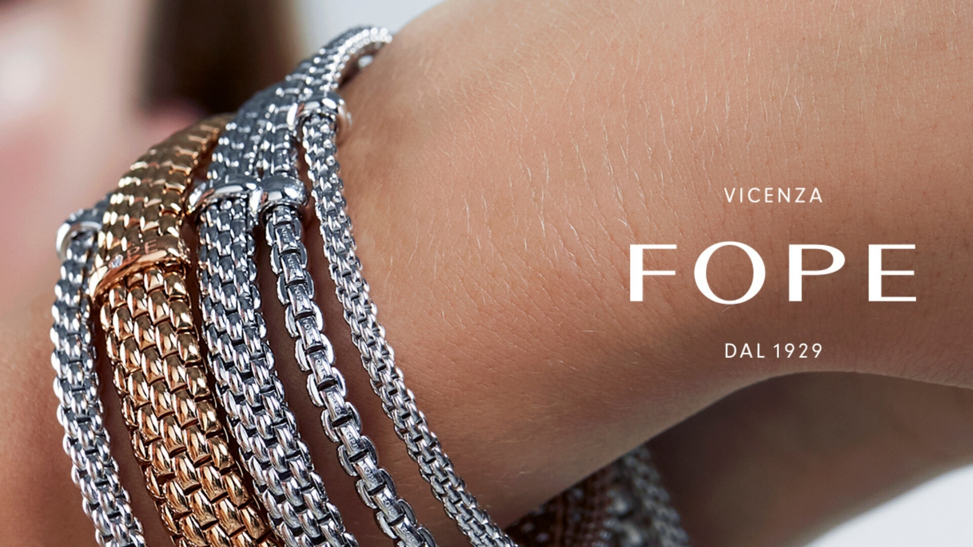 Particolare bracciali Fope Dettaglio ravvicinato di un bracciale Fope, con design elegante e finiture preziose.