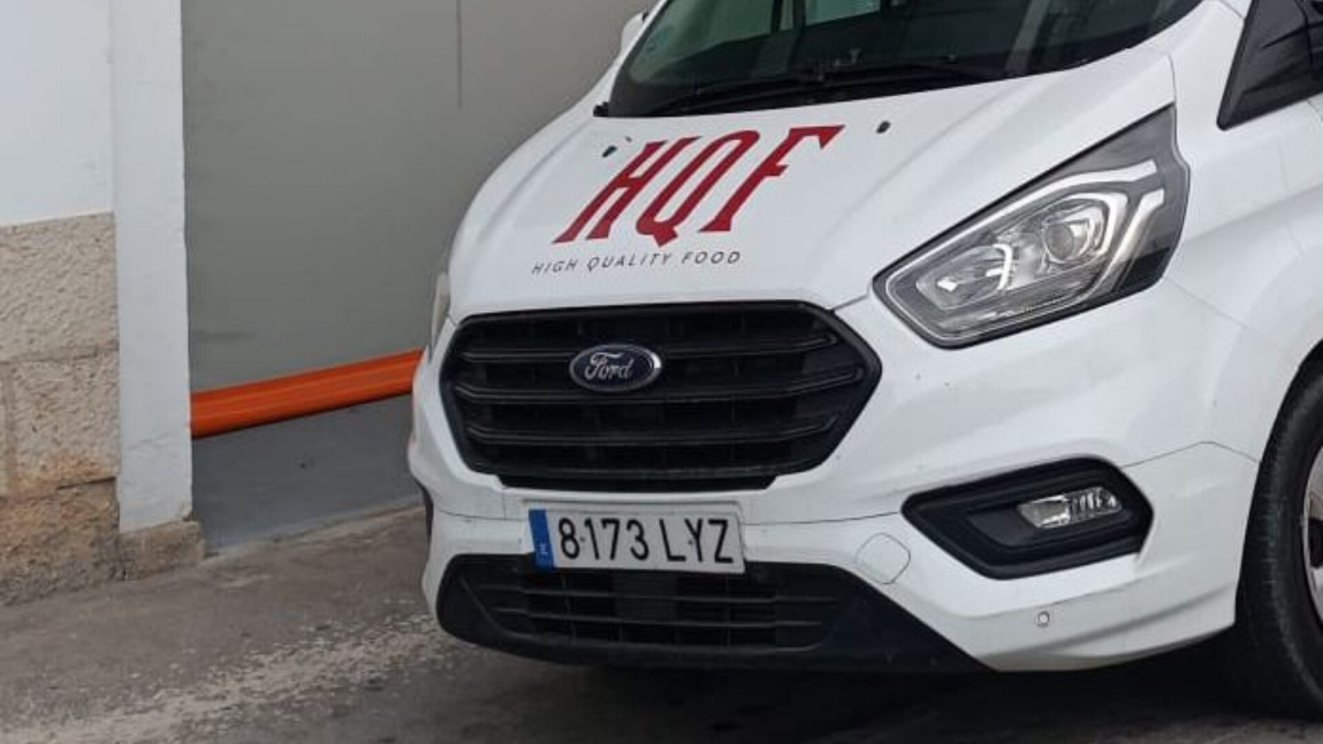 Operazioni di consegna presso HQF, con corrieri e pallet in arrivo.