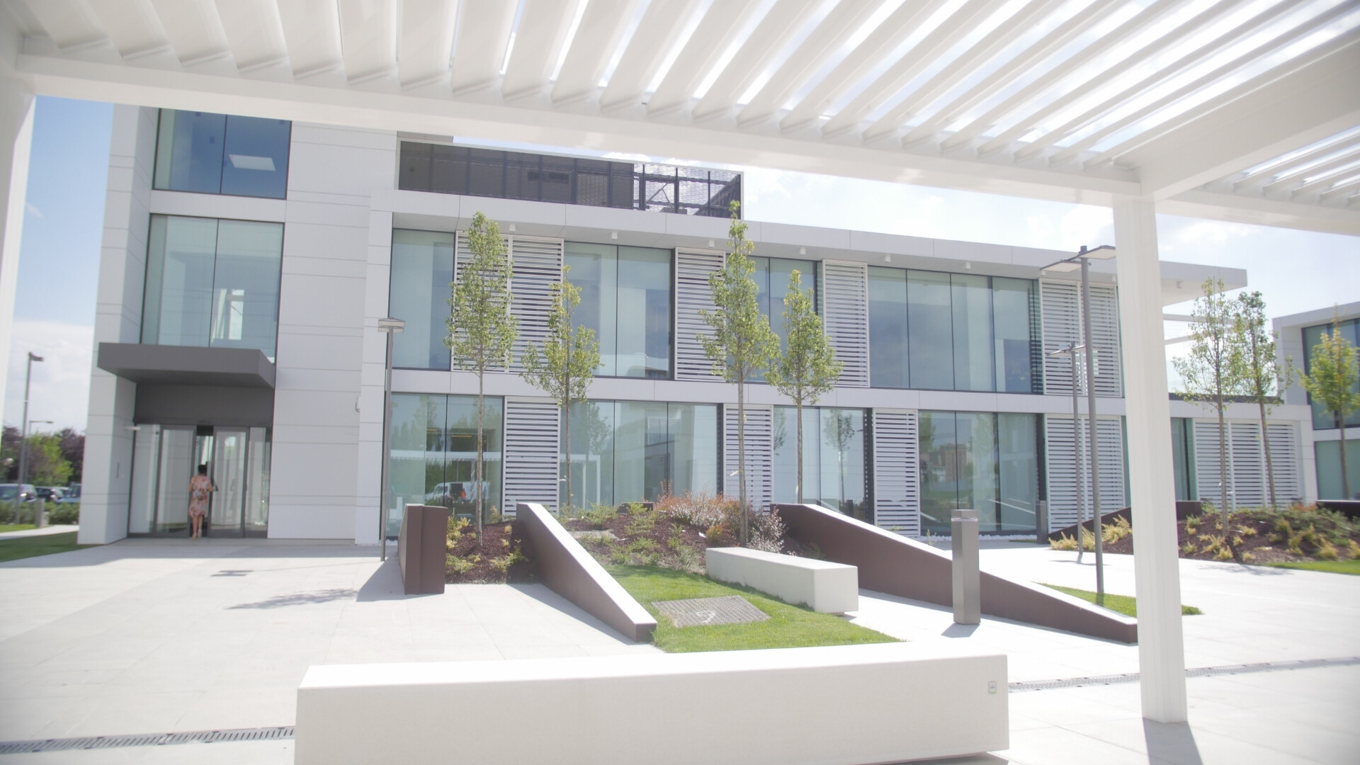 Vista esterna ingresso sede Maps Group Ingresso esterno della sede Maps Group con facciata moderna e logo aziendale.