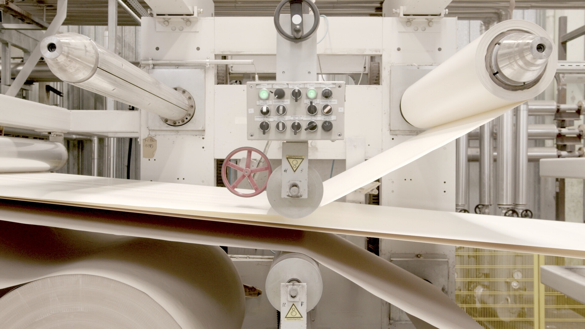 Macchinario industriale utilizzato nella produzione dei materiali Neodecortech.