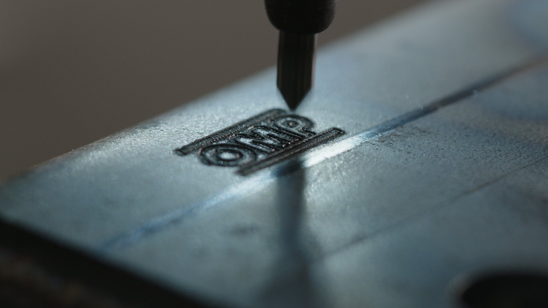 Incisione di precisione e cura artigianale: il marchio OMP rappresenta l’eccellenza nella tecnologia racing.