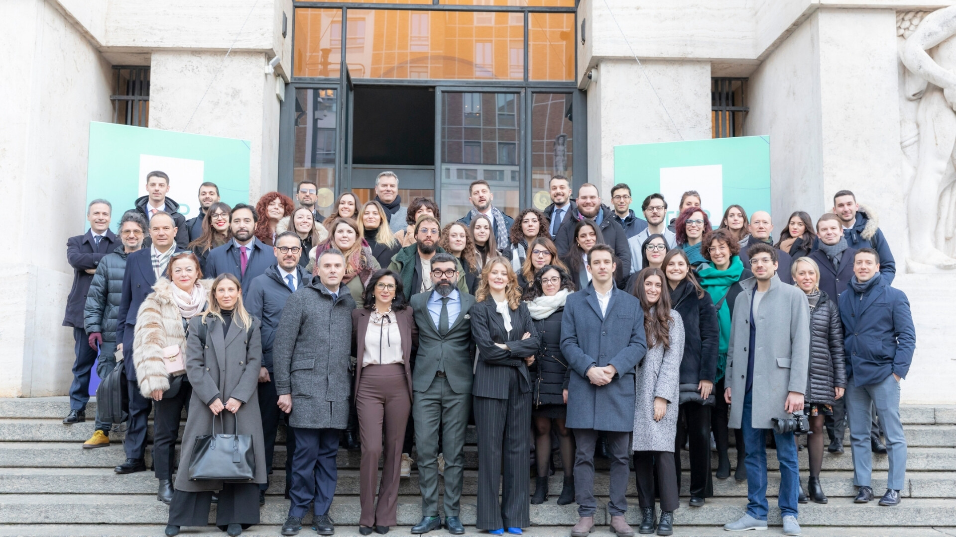 Ritratto del team TMP Group, con i membri in posa professionale e sorridenti.