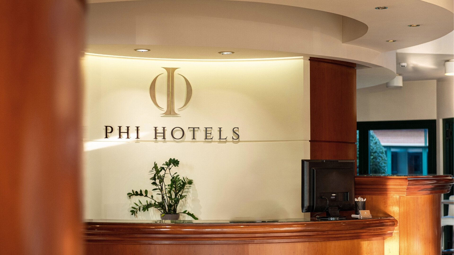 Facciata principale del Phi Hotel Xenia con ingresso elegante e curato nei dettagli.