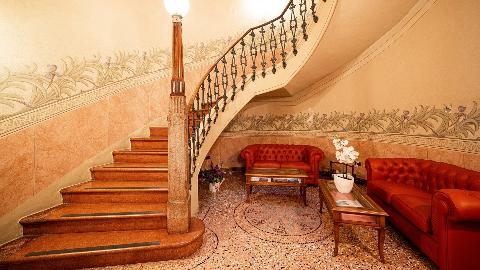 Scalinata Hotel Xenia Scalinata interna dell’Hotel Xenia, caratterizzata da linee classiche e raffinata illuminazione.