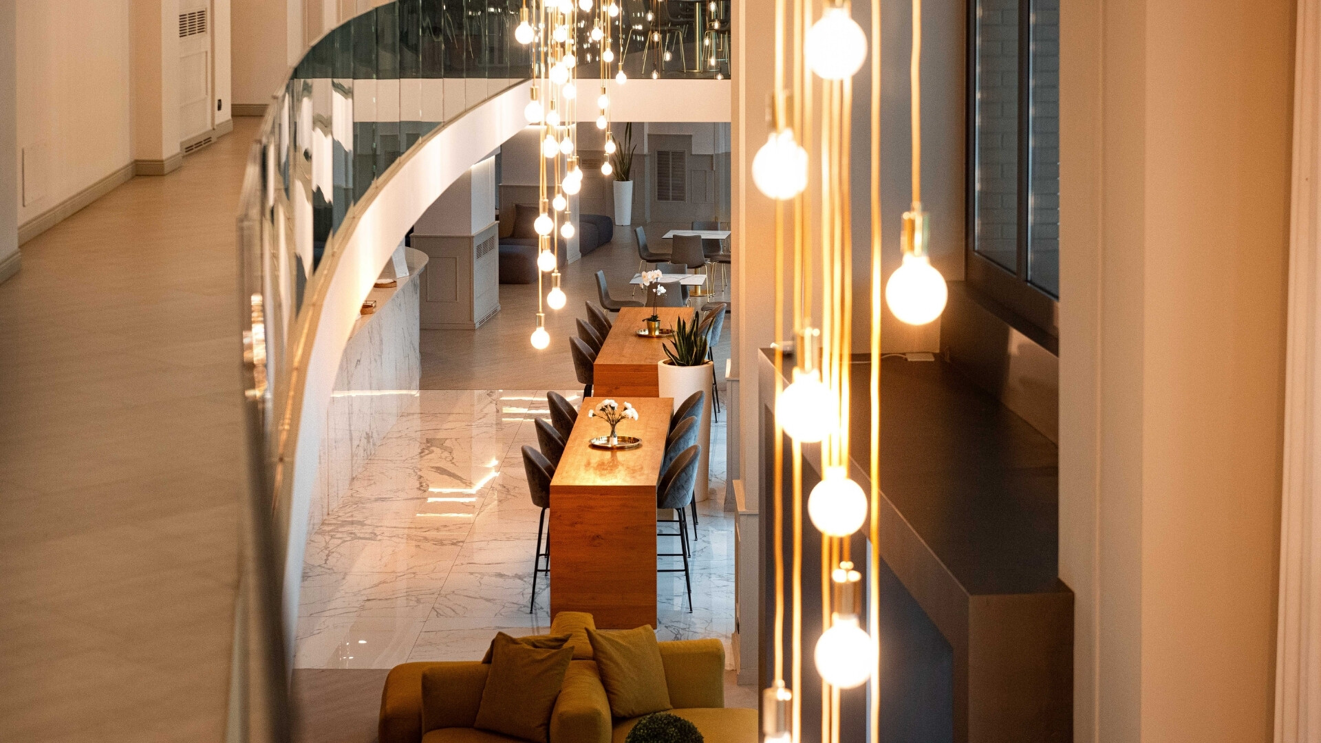 Interni dell’Hotel Xenia con arredi moderni e atmosfera accogliente.