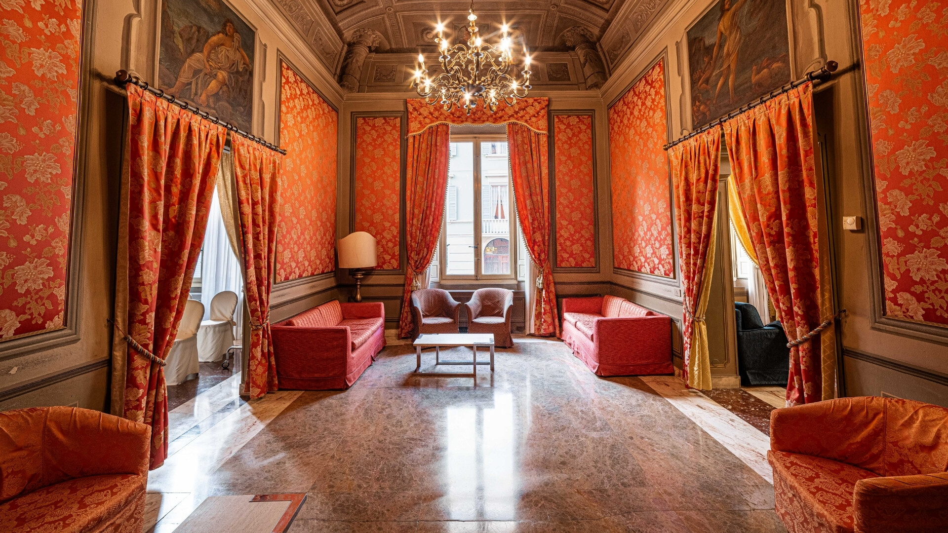 Ampio salone del Phi Hotel Xenia, luminoso e arredato con stile contemporaneo.