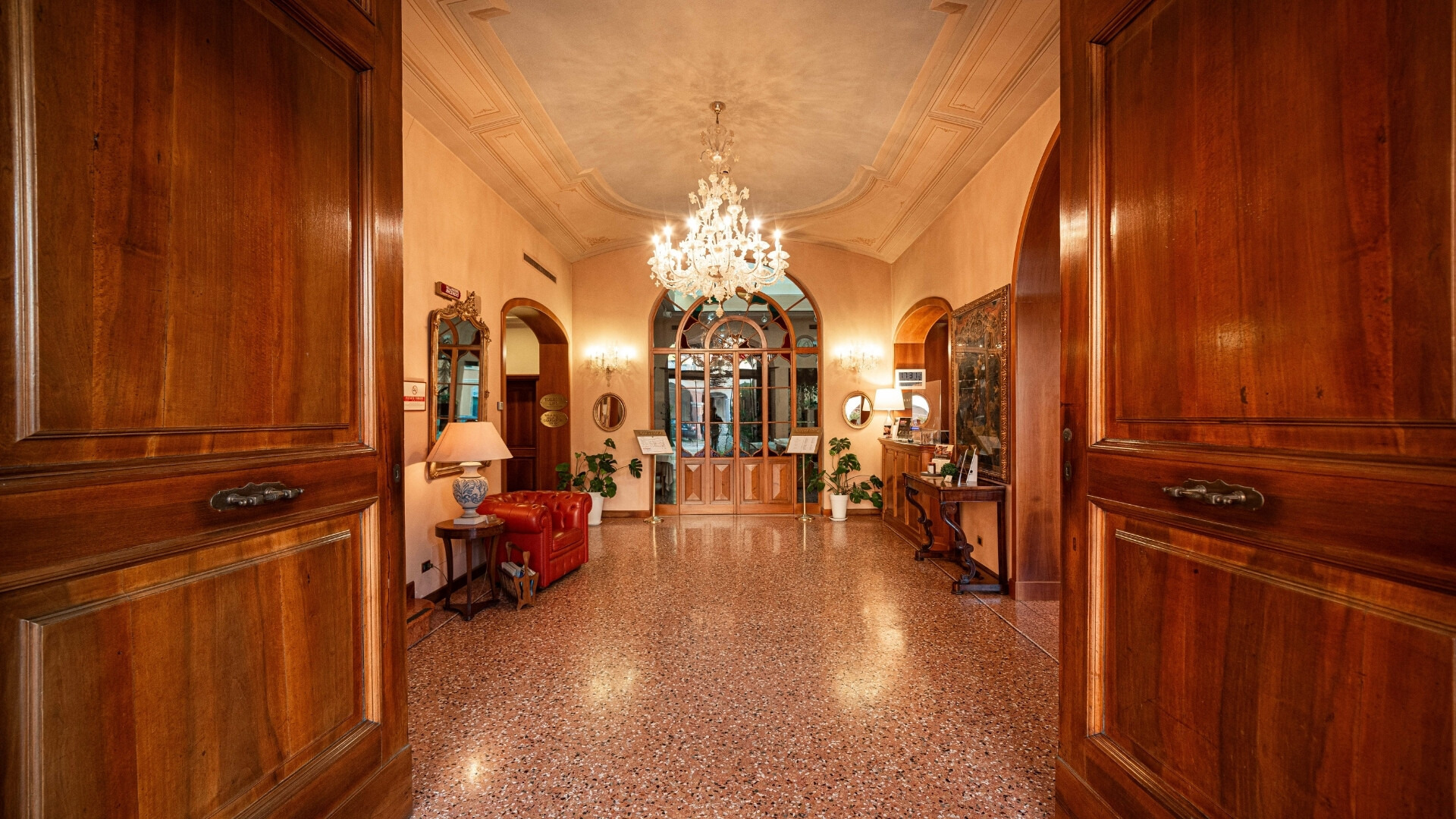 Ingresso principale dell’Hotel Xenia con area accoglienza e decorazioni eleganti.