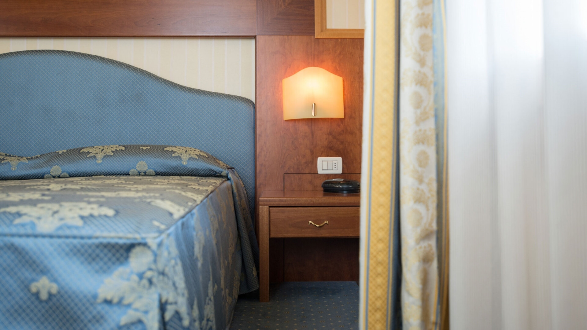 Dettaglio di una camera del Phi Hotel Xenia, con arredi curati e atmosfera rilassante.