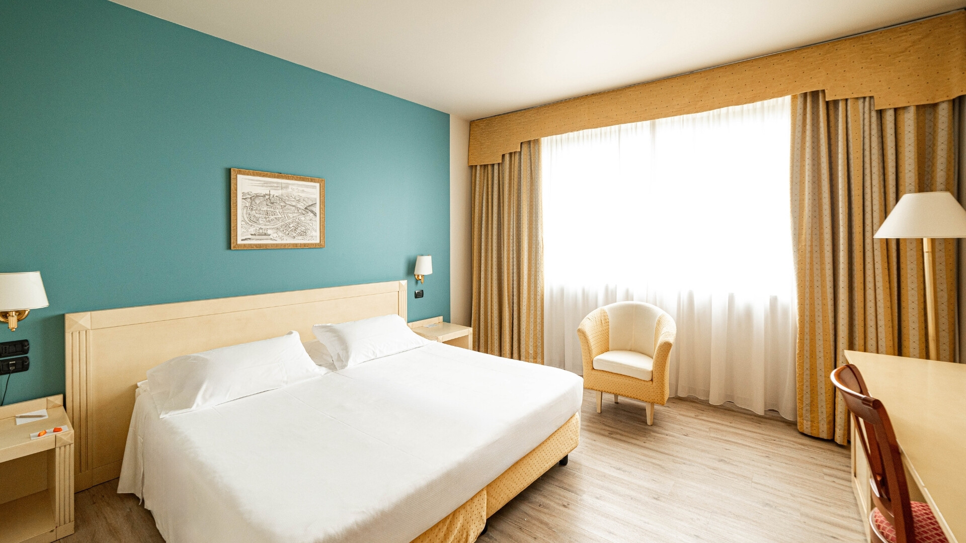 Camera da letto Hotel Xenia Camera da letto del Phi Hotel Xenia, spaziosa e confortevole con design raffinato.