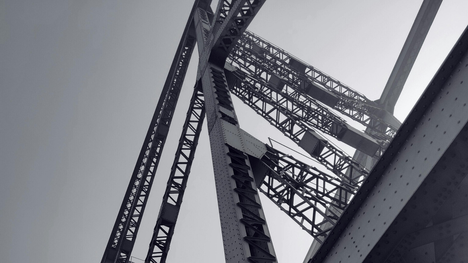 La bandiera che svetta su un grattacielo di New York, rappresentando il cuore pulsante della nazione.