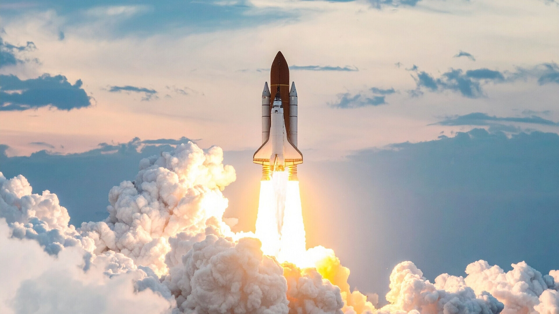 Razzo spaziale che decolla con fiamme e fumo alla base