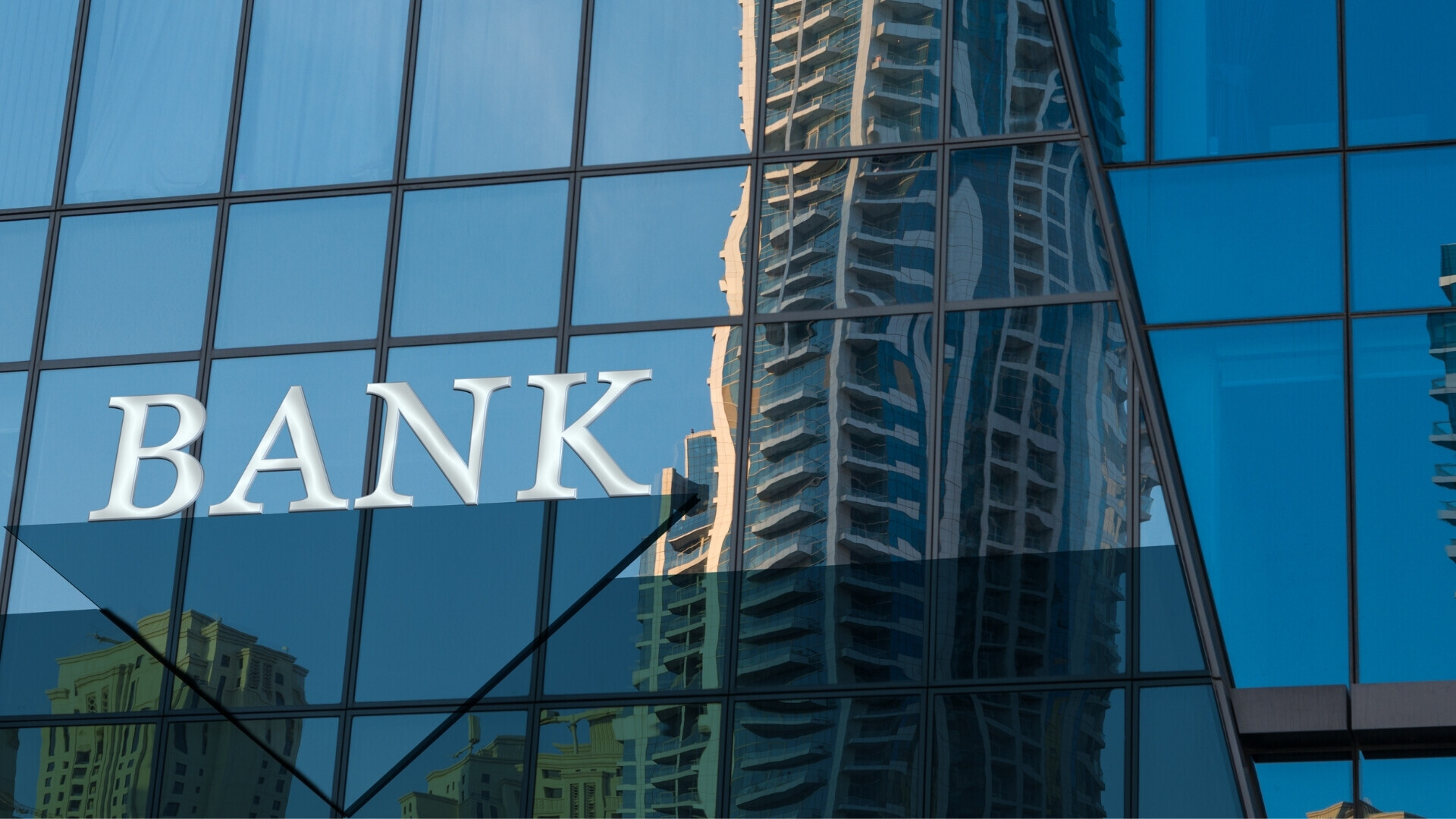 Vetrata esterna di una banca Vetrata esterna di un edificio bancario