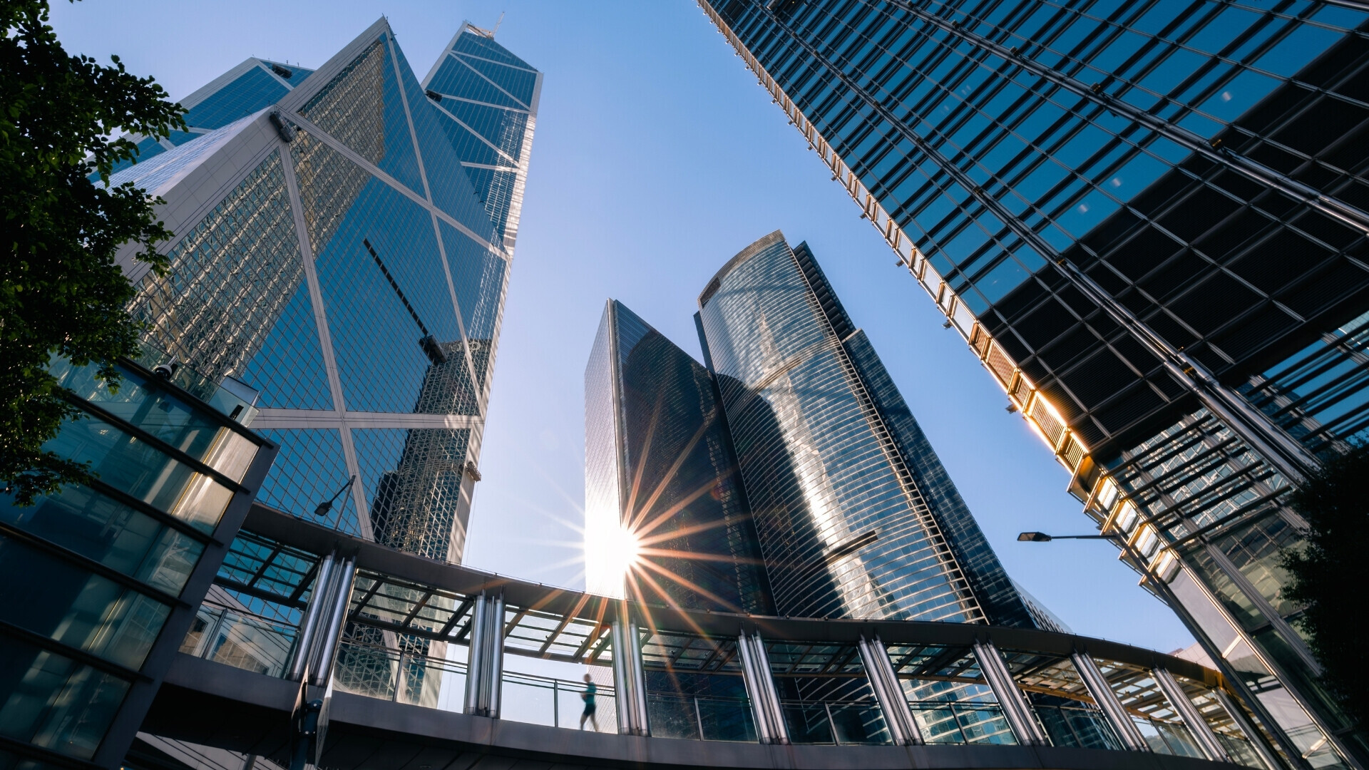 Grattacieli illuminati Grattacieli che si stagliano verso l'alto, illuminati dai caldi raggi solari