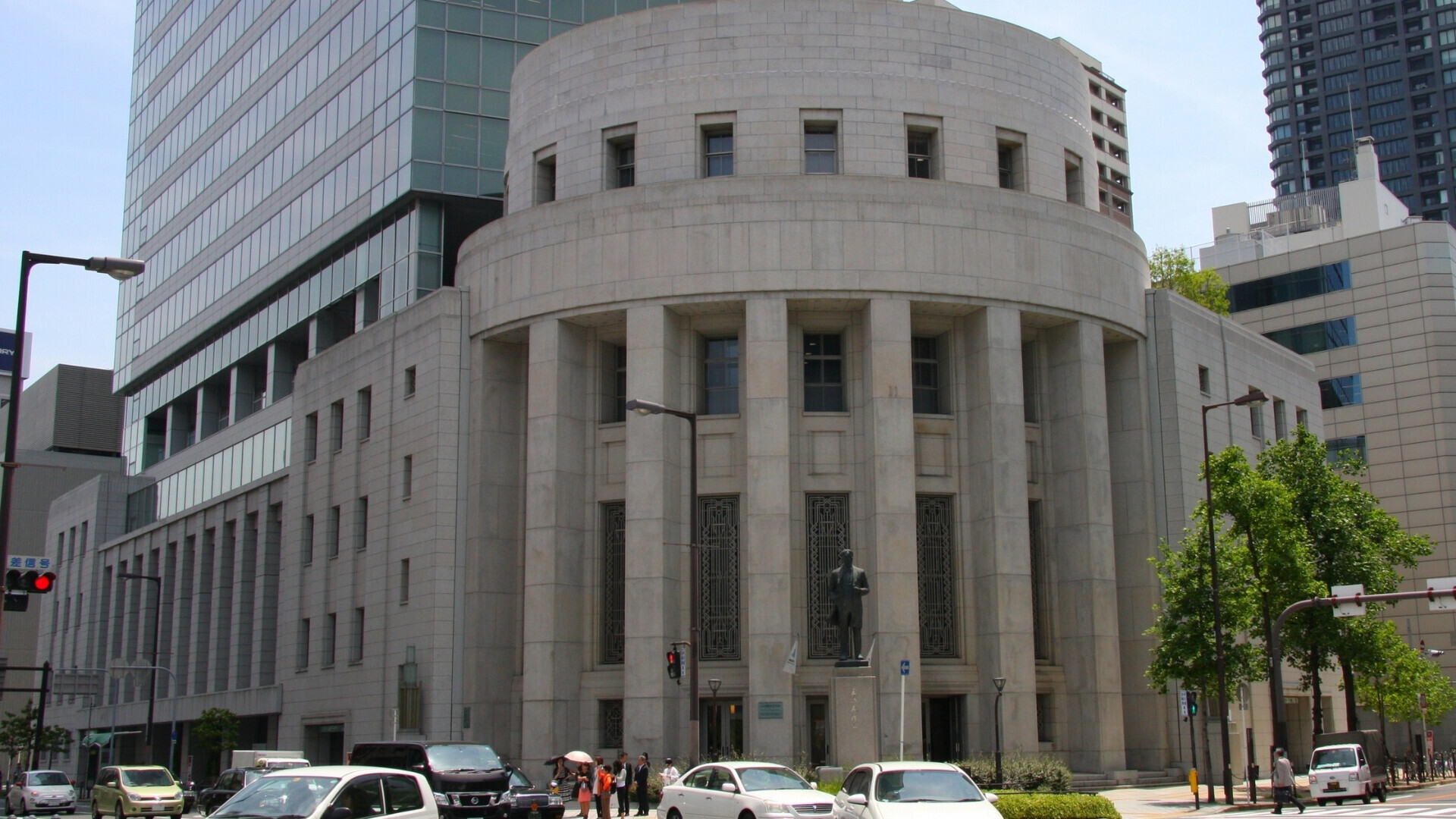 Osaka Stock Exchange Building Grattacielo moderno che ospita la Borsa di Osaka, con facciata in vetro e cielo urbano sullo sfondo.