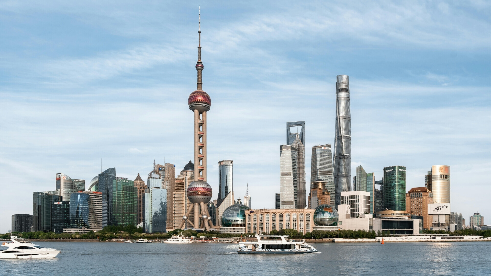 Bitcoin in primo piano parzialmente in ombra